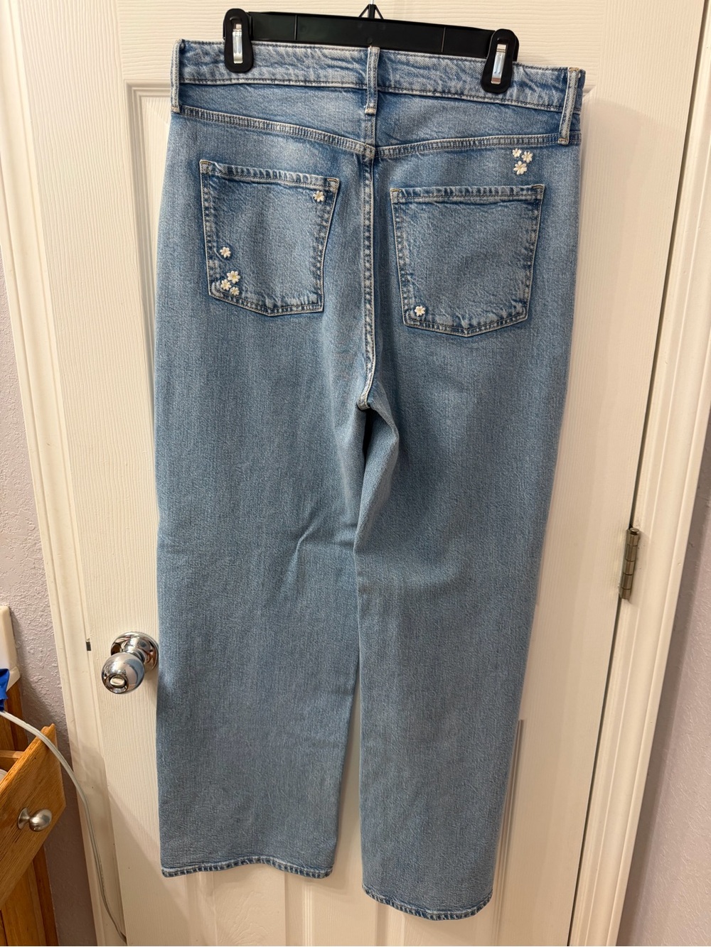 Old Navy Extra High-Rise Wide Leg Jeans Sky-Hi with Daisy Embroidery Size 8 - Picture 3 of 3